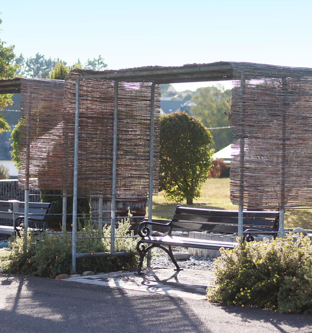 Sitzbank im Garten der Wohnanlage