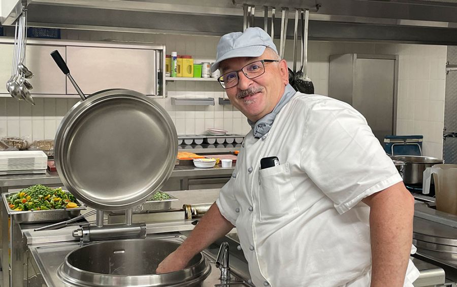 Koch in der Küche bei der Zubereitung