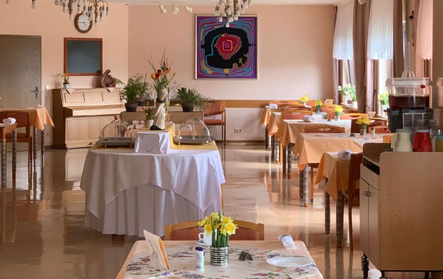 Speiseraum mit Tischen 