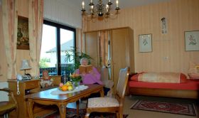 Wohnbereich mit Esstisch und großem Fenster 