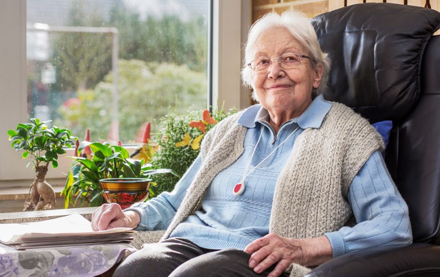 Bewohnerin im Seniorenheim Reinsfeld im Sessel im Wohnbereich