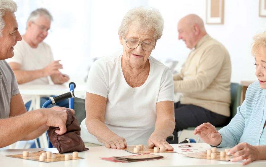 Bewohner spielen Brettspiele in der Seniorenresidenz Reinsfeld