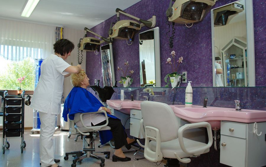 Bewohnerin beim Frisör im Haus