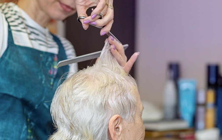 Haare schneiden bei Bewohnerin