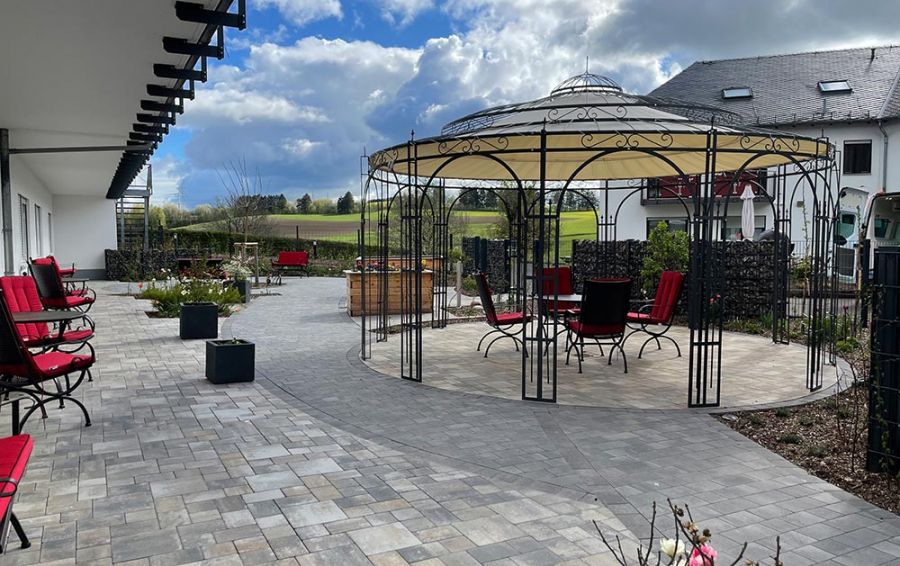 Runder Aussen Pavillon mit Sitzbereich auf der Terrasse