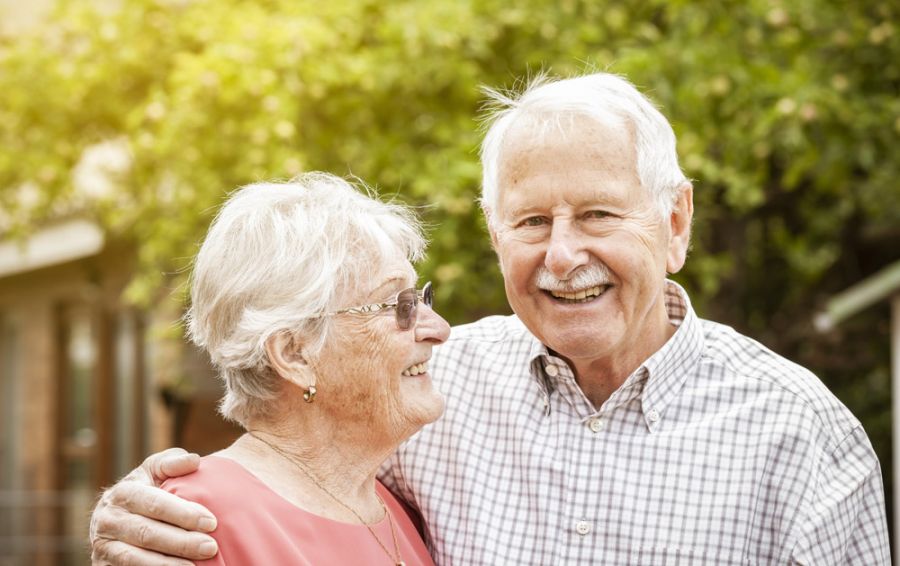 Bewohnerpaar im Garten der Anlage