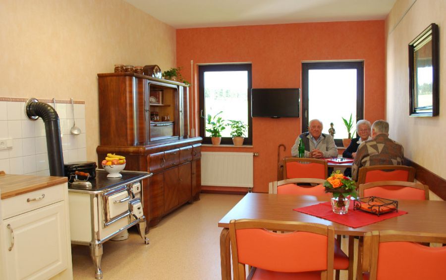 Besucherbereich mit Sitzecke und Ofen